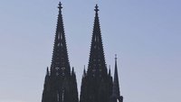 Die Türme des Kölner Doms sind zu sehen.