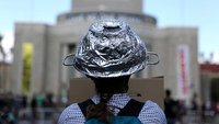 Frau mit Aluhut bei einer Demonstration von Verschwörungs-Anhängern im Mai 2020 in Berlin.