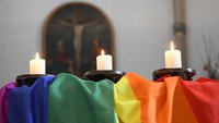 Regenbogenfahne in einer Kirche