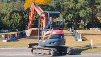 Bagger auf Friedhof