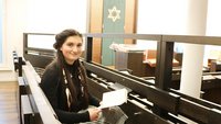 Karolina Becker in der Osnabrücker Synagoge