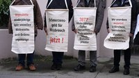 Protestplakate gegen sexuellen Missbrauch