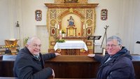 Heiner Ruthmann und Pfarrdechant Manfred Krampe in der Kapelle Buddenbaum.