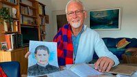 Alfons Nowak zeigt das Bild eines Straßenjungen aus Kenia, der den heiligen Don Bosco gemalt hat