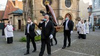 Das Telgter Gnadenbild wird auf den Schultern von der Kapelle zur Kirche getragen.