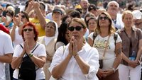 Betende Menschen auf dem Petersplatz in Rom