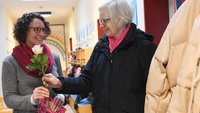 Maria Reismann (rechts) überreicht Yvonne Rickfelder eine Rose