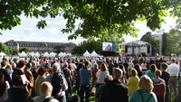 Sonne über dem Schlossplatz in Stuttgart – bei der Eröffnungsfeier zeigte sich die Stadt von ihrer schönsten Seite. | Foto: Michael Bönte