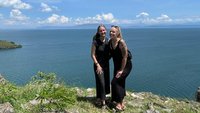 Lea Pösentrup und Rieke Gehling stehen am Meer und blauem Himmel.