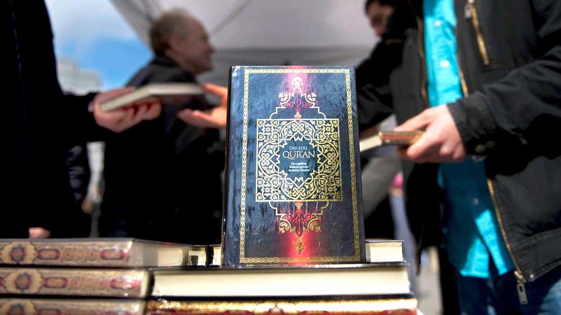 Radikal-islamische Salafisten verteilen in Berlin Koran-Übersetzungen. MIt solchen Aktionen warb auch das Netzwerk „Die wahre Religion“, die Bundesinnenminister Thomas de Maizière am 15. November verboten hat.