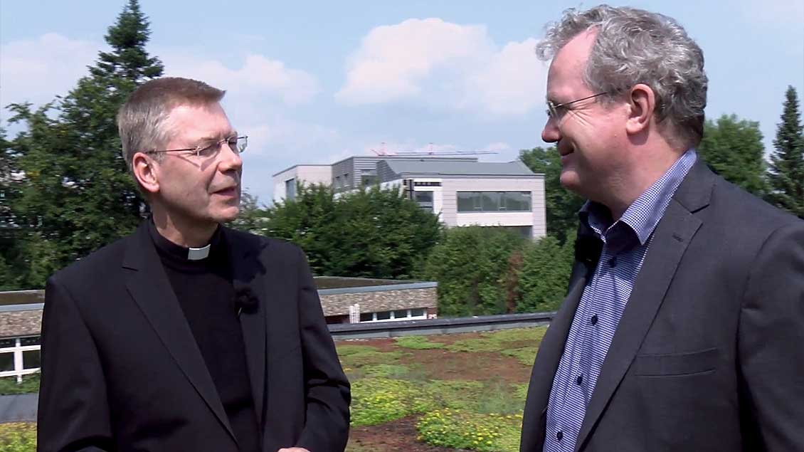 Weihbischof Stefan Zekorn (links) im Gespräch mit Christof Haverkamp.
