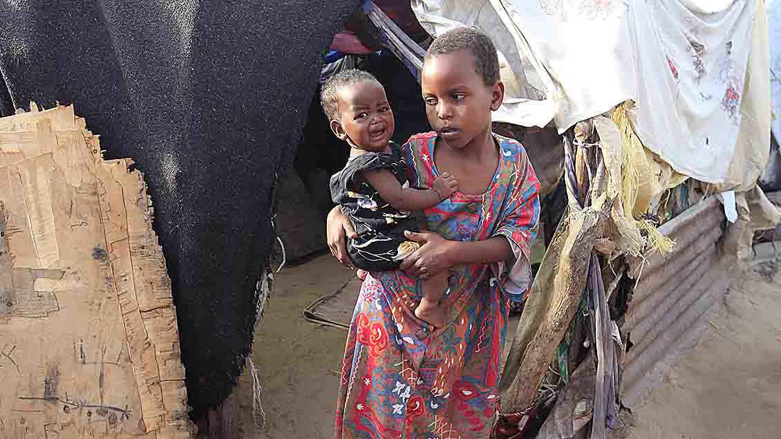 Somalische Mutter mit Kind in einem Flüchtlingslager