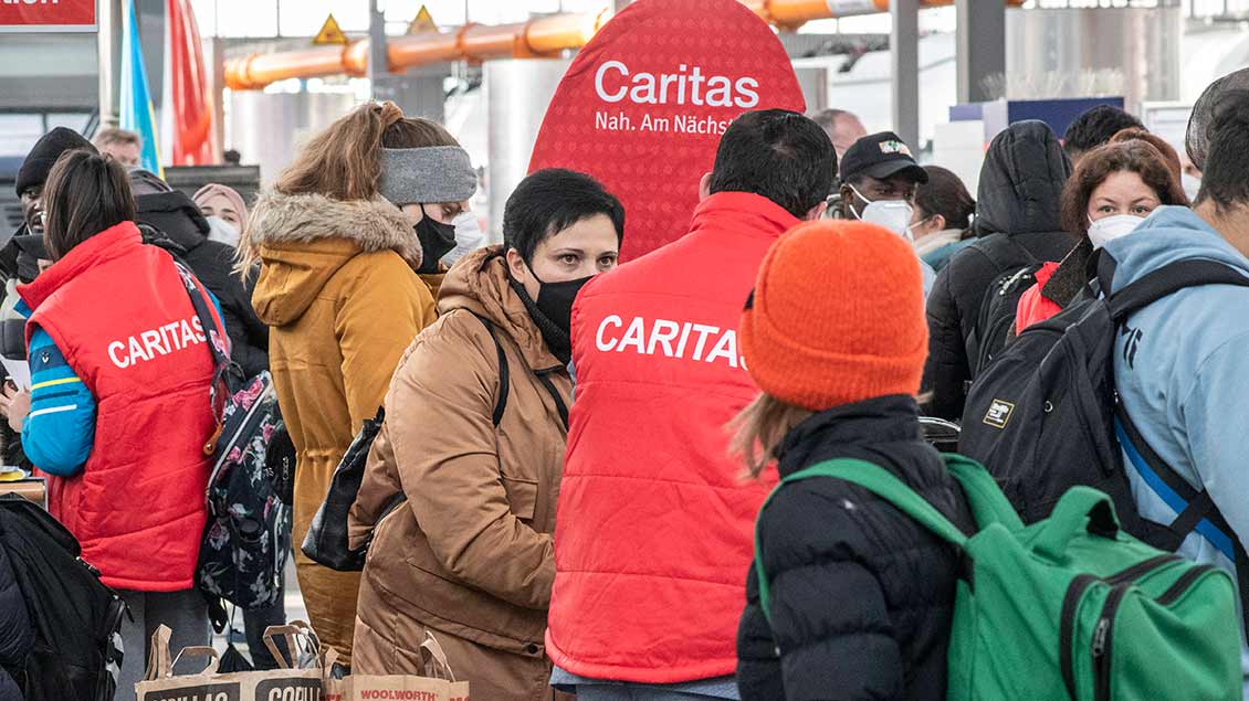 Caritas-Mitarbeitende mit Hilfsbedürftigen 