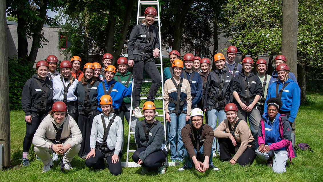 27 junge Erwachsene bereiten sich unter anderem im Hochseilgarten in Dülmen auf ihren Freiwilligendienst im Ausland vor. | Foto: Michaela Kiepe (pbm)
