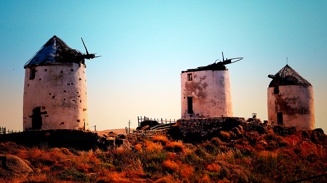 zerstörte Windmühlen im griechischen Dorf Vivlos