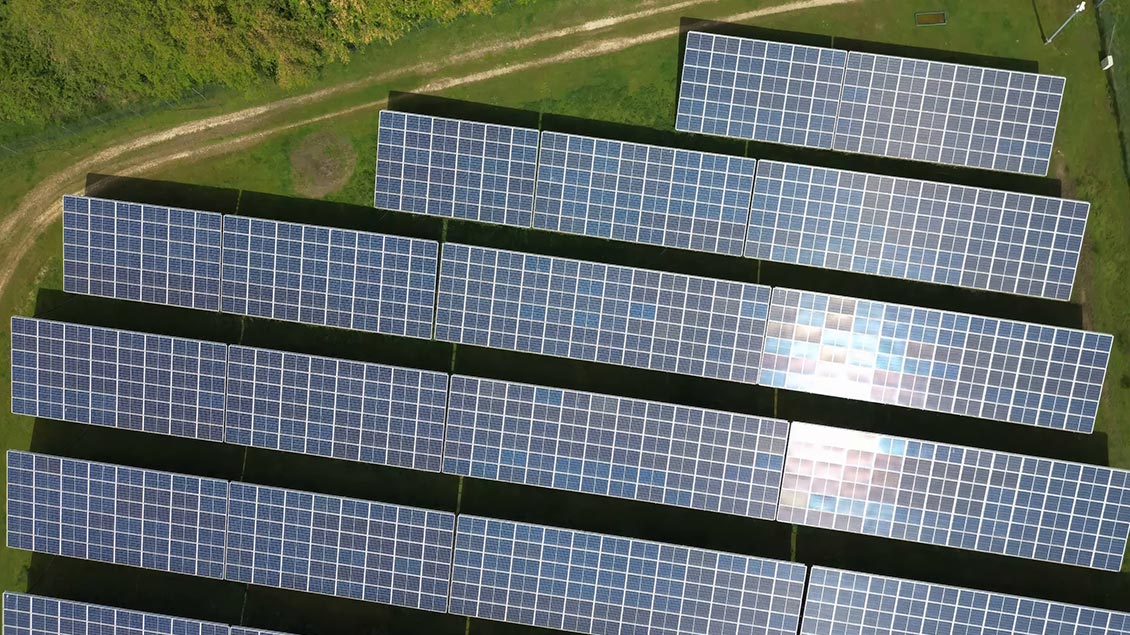 Solarzellen auf einem Feld