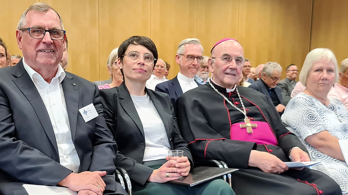 Von links: Ulrich Vollmer, Ministerin Josefine Paul, Bischof Felix Genn, Brigitte Lehmann