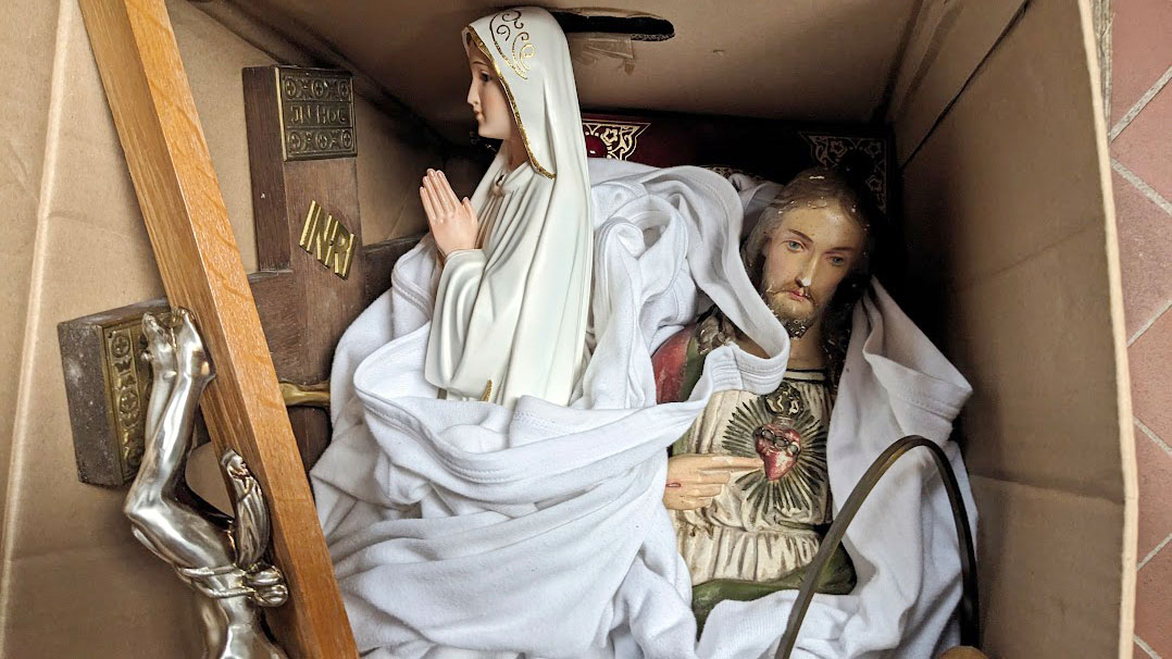 Jemand hat eine Marienfigur und eine Christus-Darstellung in einem alten Unterhemd abgegeben. | Foto: Michael Rottmann