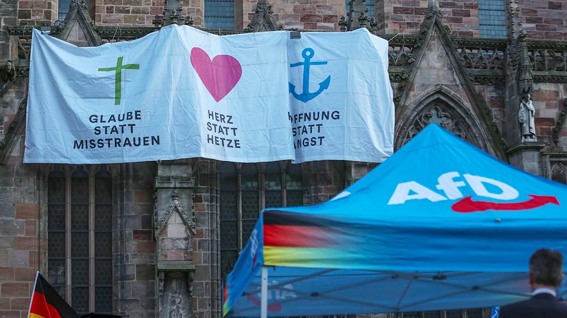 Anti-AfD-Plakate an einer Kirche