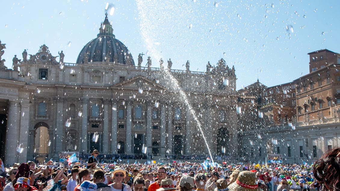 Willkommene Abkühlung auf dem Petersplatz. | Foto: Ann-Christin Ladermann (pbm)