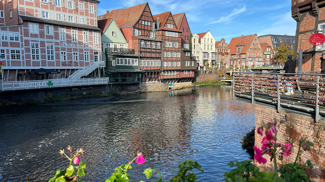 Blick über die Ilmenau auf die klassische Häuserkulisse Lüneburgs.