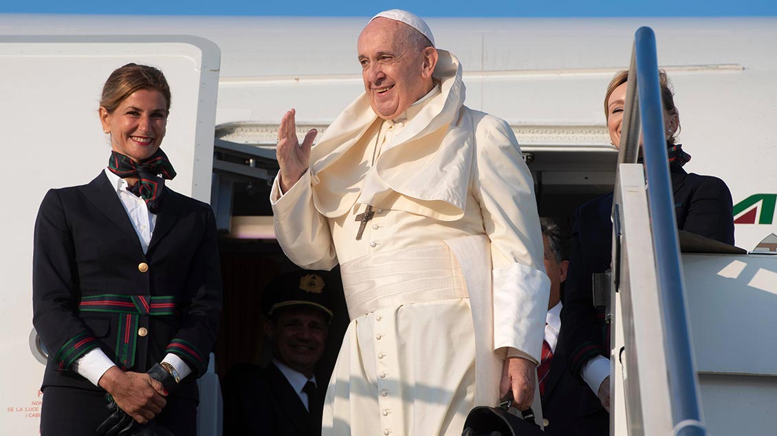 Papst Franziskus in der Tür eines Flugzeugs