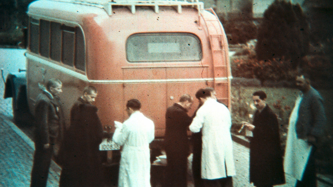 Das historische Foto aus dem Archiv der Stiftung Liebenau zeigt eine Deportationsszene aus den Jahren 1940/41. | Foto: Stiftung Liebenau