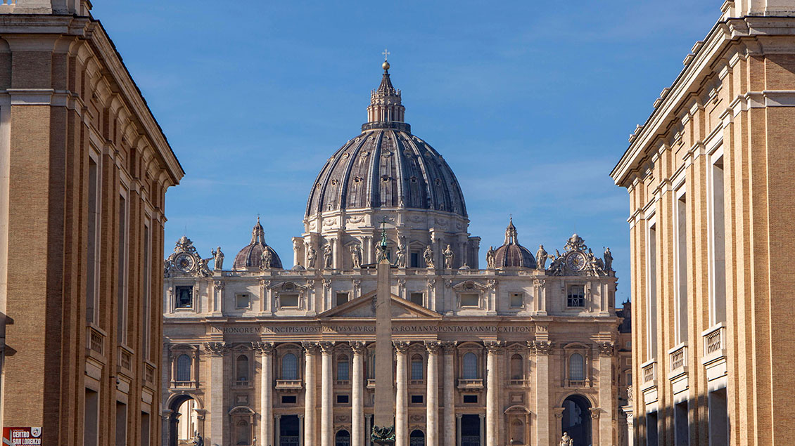 Blick auf den Petersdom im Vatikan