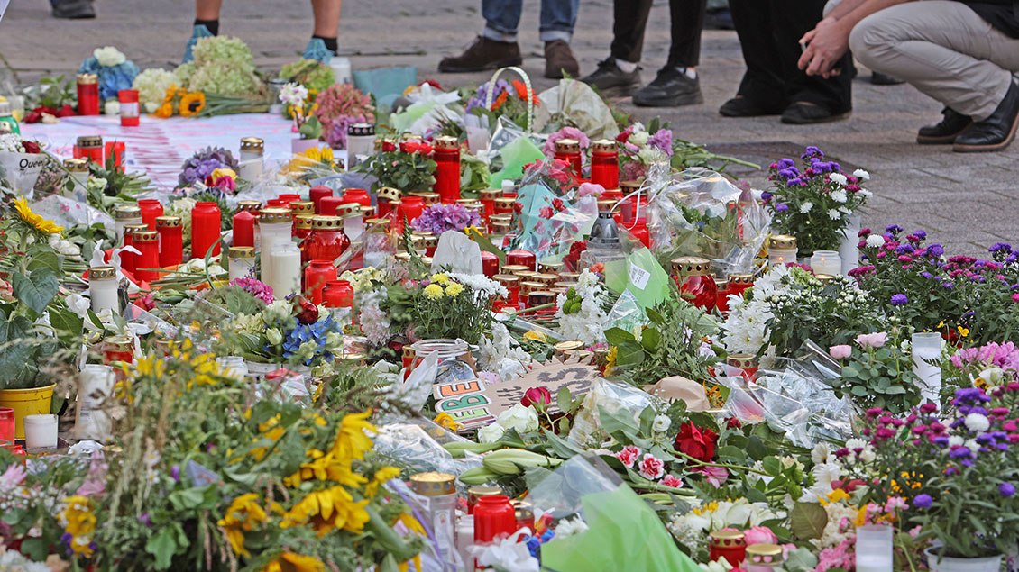 Blumen und Kerzen erinnern an die Opfer des Attentats in Solingen.