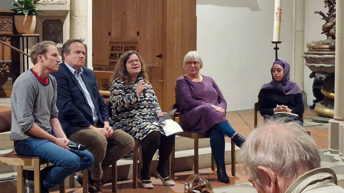 Die Gesprächsteilnehmer in der Liebfrauen-Überwasserkirche: (v.l.) Benedikt Kern, Pfarrer Martin Ostholthoff, Moderatorin Julia Nis, Pfarrerin Annette Wendland und Hala Manla Hasan. | Foto: Heike Hänscheid