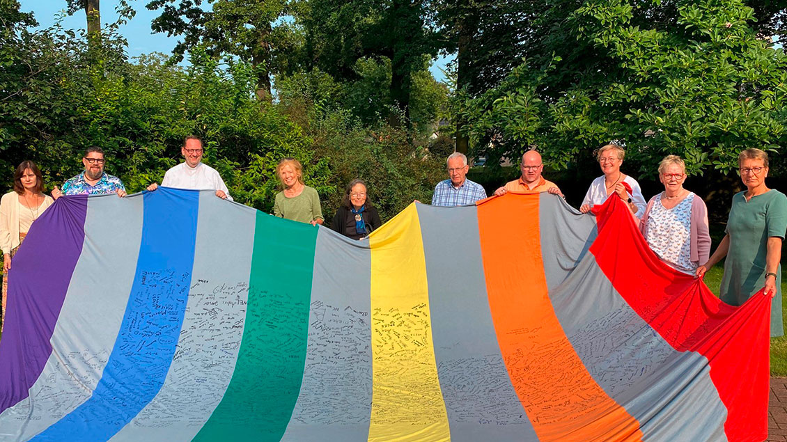 Mitglieder der Arbeitsgruppe Regenbogen in der Pfarrei St. Gudula in Rhede zeigen ihren regenbogenfarbenen Zebrastreifen