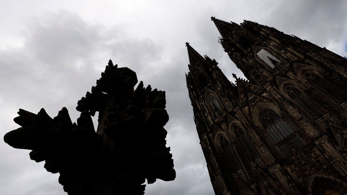 Der Kölner Dom mit bewölktem Himmel.