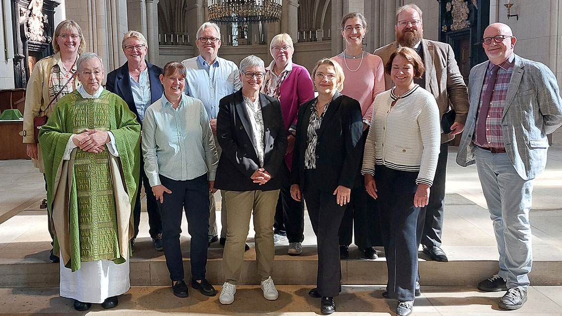 Dompfarrer Gerhard Theben hat eine Gruppe von Frauen und Männern für den Dienst als Kommunionhelferin beziehungsweise Kommunionhelfer am Paulusdom in Münster beauftragt.