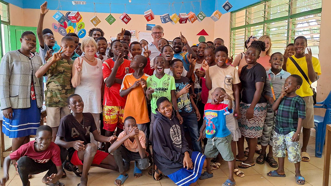 Die Gruppe aus Münster und die Kinder und Jugendlichen aus der Gemeinde in Tamale.