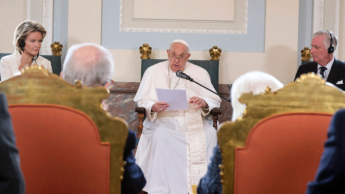 Papst Franziskus, König Philippe und Königin Mathilde treffen sich mit belgischen Zivilbehörden im Schloss von Laken.