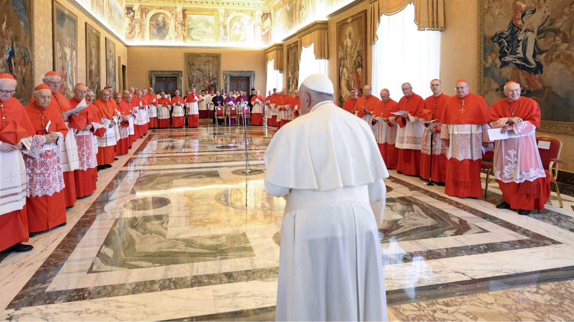 Papst Franziskus im Kreis der Kardinäle