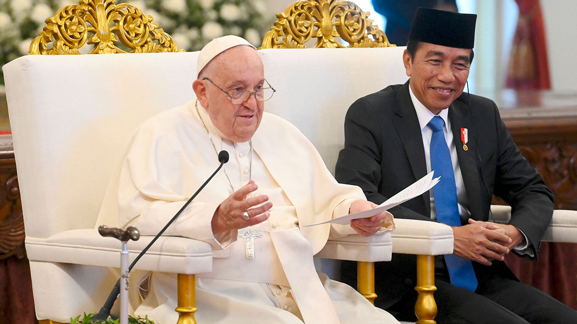 Papst Franziskus und Indonesiens Präsident Joko Widodo nehmen an einem Treffen mit indonesischen Behörden, der Zivilgesellschaft und dem diplomatischen Korps im Präsidentenpalast in Jakarta teil.