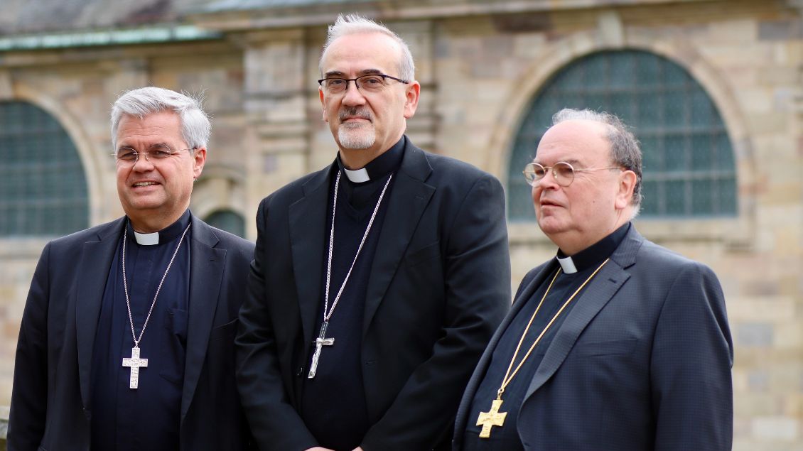 Erzbischof Udo Bentz (von links), Kardinal Pierbattista Pizzaballa und Bischof Bertram Meier sprachen in Fulda über die Lage im Nahost. | Foto: Marko Orlovic (DBK)