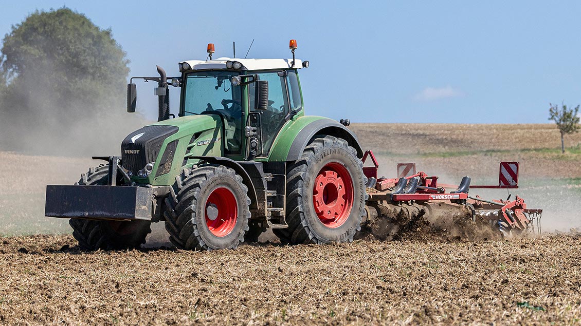 Traktor auf einem Feld