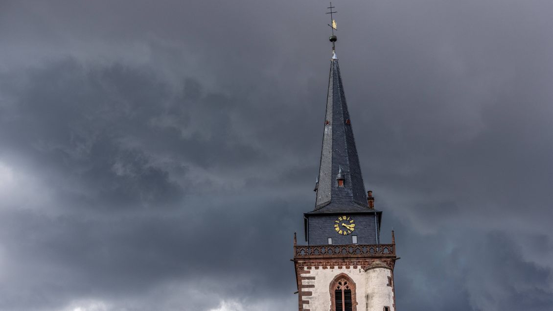 Dunkle Wolken über einem Kirchturm