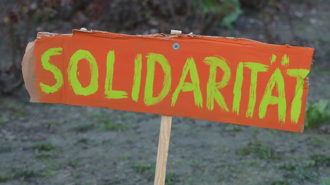 Solidaritäts-Schild auf einer Demo