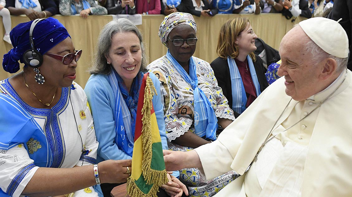 Papst Franziskus mit Frauen